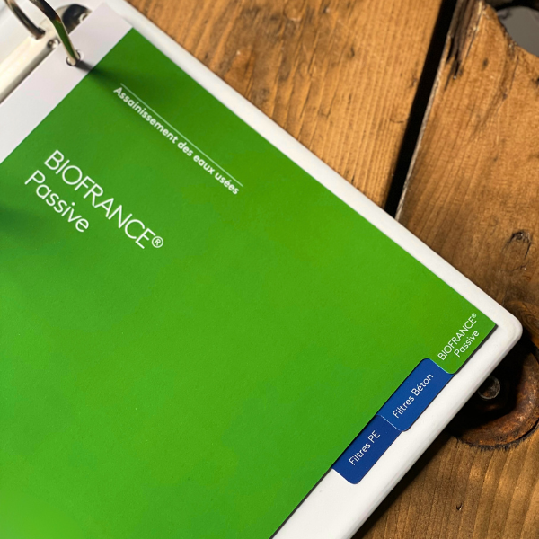 Green clipboard with 'BIOFRANCE Passive' branding on a wooden surface